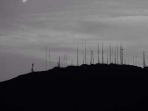 Le signal Wow     En 1977, des scientifiques de l’Université de l’Ohio ont intercepté des signaux qui avaient voyagé dans l’espace pendant plus de 200 millions d’années avant de nous rejoindre. Ces signaux remarquablement forts ont laissé les scientifiques perplexes et ces derniers tentent toujours d’en identifier la source. 