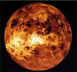 Des scorpions sur Vénus?   Après avoir reçu des images de Vénus de la sonde Venera-13, le scientifique russe Leonid Ksanfomaliti a affirmé que des êtres ressemblant à des scorpions pourraient exister sur la planète Vénus. Photo : Sur cette image de la planète Vénus, les zones sombres dans les plaines vénusiennes sont en fait des dépôts associés à l’impact de grosses météorites. 