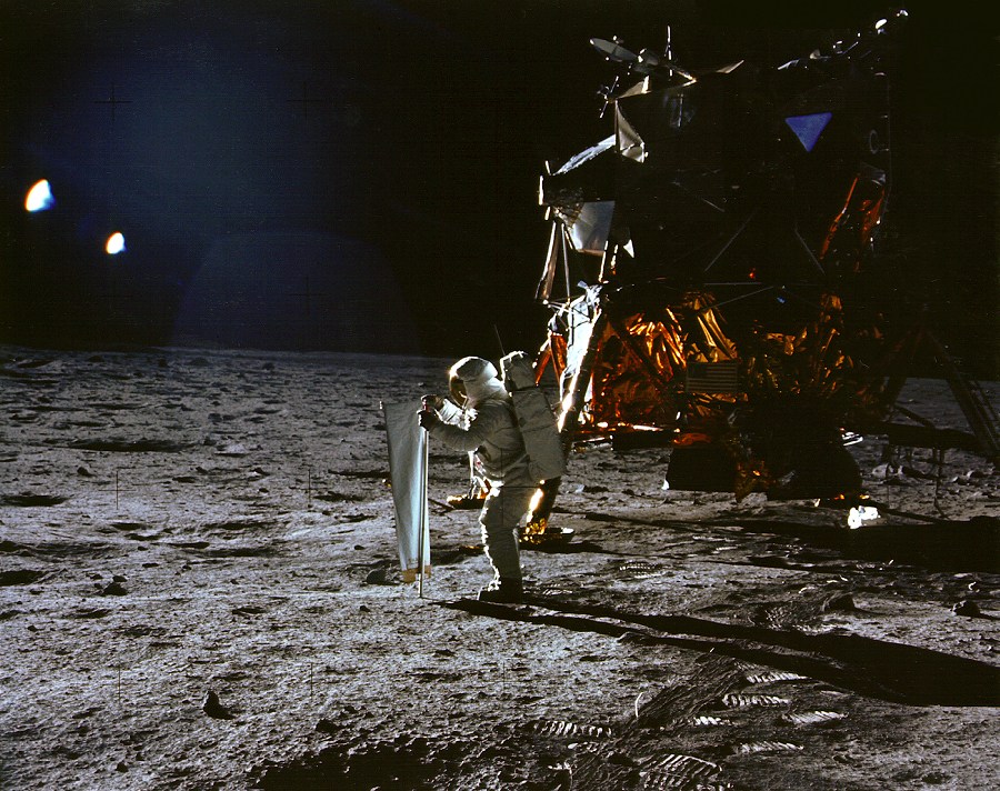 Le visiteur d’Apollo 11...selon la NASA...   Quand les astronautes américains ont aluni durant la mission Apollo 11, ils ont aperçu un objet non identifié qui volait tout près d’eux. Ils ont d’abord cru qu’il s’agissait d’une pièce détachée de la fusée SIV- B, qui, a-t-on confirmé plus tard, se trouvait à 9 656 km d’eux. C’est un mystère que les scientifiques sont incapables d’expliquer encore aujourd’hui. Ceci est la vision rationnelle de la science actuelle ,mais moi je considère qu'Apollo XI n'a pas  été sur la Lune. 