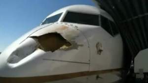 Collisions aériennes évitées de justesse     Il n’y a pas que la circulation aérienne régulière qui garde les pilotes alertes ces jours-ci. À plusieurs occasions, des jets commerciaux ont passé à un cheveu d’entrer en collision avec un ovni. Un pilote rapporte avoir vu un objet volant de forme triangulaire se diriger vers l’appareil alors qu’il s’approchait de Manchester, en Angleterre. L’ovni a disparu avant qu’il ne puisse réagir pour éviter une collision.  Certains sont vraiment entré en collision...