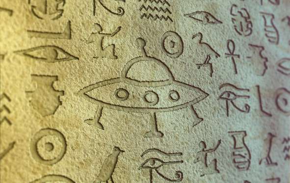 Hiéroglyphes égyptiens   Certains hiéroglyphes égyptiens présentent des gravures qui suggèrent que des machines volantes ressemblant à des ovnis ont déjà visité la vallée du Nil. Certains textes anciens parlent d'apparitions de disques volants. 