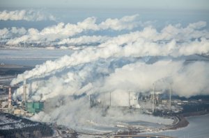 CC Pembina Institute - Fort McMurray sur la rivière Athabasca dans l’Alberta /