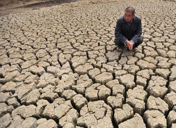 Un lac asséché en Chine:bientôt des centaines de millions de gens   deviendront des victimes de cet asséchement.