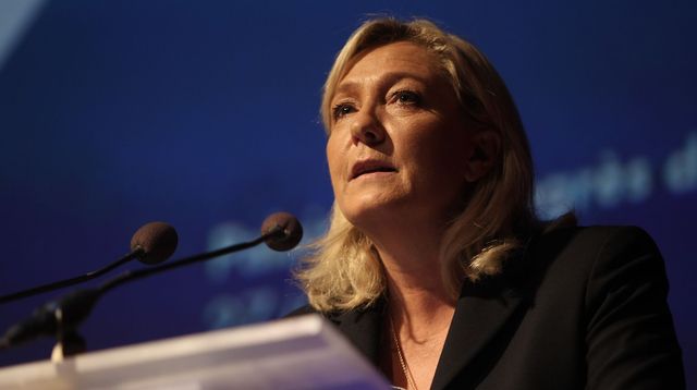 Marine Le Pen est la seule politicienne qui a osé appuyé le non de la Grèce. Il nous faut aussi un front national...au Québec pour oser,nous aussi!