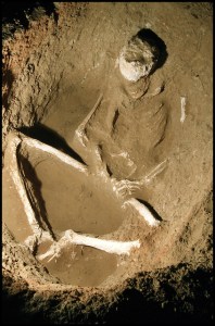  **** **** EXCLUSIVE La nécropole - découverte d'une fosse à l'intérieur duquel un homme dans une position accroupie est enterré./ The necropolis - discovery of a grave inside which a man in a squatting position is buried.