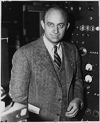 Enrico Fermi (1901-1954), physicien italien établi aux Etats Unis à partir de 1938 et prix Nobel la même année. En 1942 il réalisa à Chicago la première pile atomique. Enrico Fermi s’installa aux Etats-Unis après avoir reçu son prix Nobel en 1938. Il comprit le potentiel des découvertes d’Otto Hahn qu’il mit en pratique pour réaliser la première pile atomique.