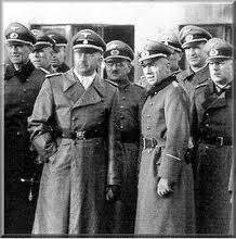 Himmler er Dornberger en visite à Peenemunde afin de rencontrer les savants atomistes allemands ...en grand secret.Le besoin d'un porteur pour la bombe se fit sentir 