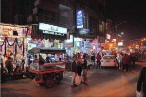 Une ville ou les habitant se rencontrent la nuit...souriants.