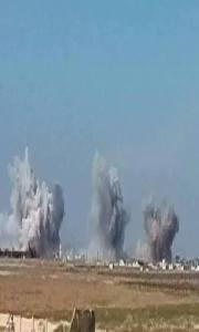 Intenses frappes aériennes sur les positions du groupe terroriste Daech autour de l'aéroport de Kweiress. Région est de Alep.