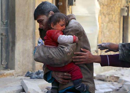 Cet adolescent syrien a risqué sa vie pour sauver sa petite sœur dans les décombres de leur maison,après une attaque d'un groupe terroriste.