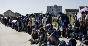 des-migrants-viennent-ici-de-franchir-la-frontiere-entre-la-macedoine-et-la-serbie-en-route-vers-l-europe-du-nord-afp