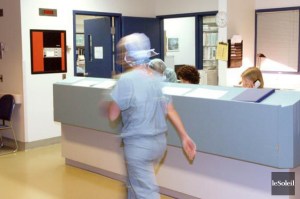 Selon Régine Laurent, plusieurs citoyens ont fait état de coupes de services très concrètes par l'intermédiaire de la ligne téléphonique de dénonciation en santé.