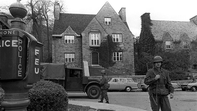 Des soldats montent la garde devant la résidence de James Cross après son enlèvement.   