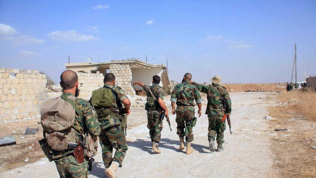 Des soldats syriens des forces du gouvernement syrien patrouillent dans l'est de la province d'Alep, le 16 octobre 2015