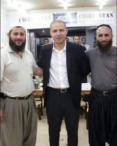 Le fils d'Erdogan avec des membres de DAESH avec lesquels il trafique dans la vente de pétrole sur le marché noir ! Extrait de l'article : La seconde ressource de Daesh est le pétrole. Erdogan, Président de Turquie, et les Turcs qui assistent aux activités de Daesh, achètent le pétrole irakien. Pour un cinquième du prix du marché et de cette façon, ce groupe gagne de grosses sommes d’argent. Le soutien d’Ankara à ce groupe terroriste est surtout destiné à affaiblir le régime syrien et les autorités politiques en Irak.