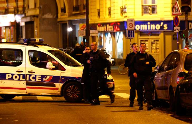 Policiers sur la scène d'une fusillade à Paris le 13 novembre 2015. 