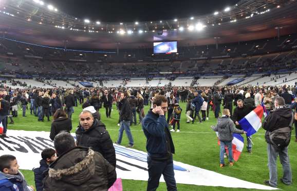 Un début d'hystérie collective lors des 2 explosions au stade de France...vite calmée par la présence policière!