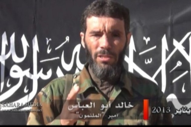 Le fondateur du groupe terroriste Al-Mourabitoune,allié à Al-Qaïda est le djihadiste algérien Mokhtar Belmokhtar et liée à Al Qaïda, qui a déjà joué un rôle dans plusieurs attaques contre des intérêts occidentaux dans la région du Sahel.