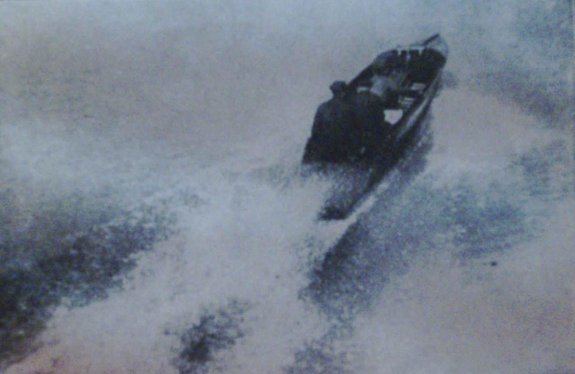 1918-un rapide bateau motorisé fend l'eau sur le fleuve Hudson près de New York.