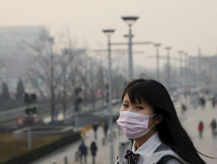  Une jeune femme porte un masque le 19 décembre 2015 à Beijing, en Chine. 