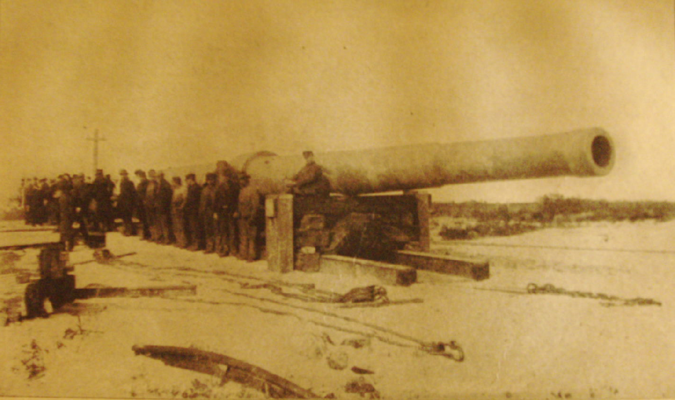 Première Guerre Mondiale -canon de 18 pouces de la défense cotière à Sandy Hook,USA.Les américains "copièrent" la Grosse Bertha allemande dans le but de défendre leurs côtes contre des attaques maritimes.