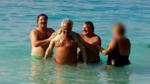 Souvenons-nous des gros gras de la FTQ qui se caraissaient le dos sur une plage des mers du Sud.