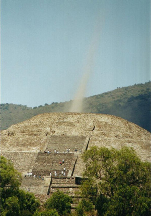  En 2012... De la pyramide de la Lune,des  explosions et un vortex d'énergie à partir de l'apex. Cet incident étonnant a été suivie par le tourbillon que voici et aperçu  par  de nombreux témoin et capturé sur la pellicule, depuis le sommet de la célèbre pyramide aztèque de la Lune à Teotihuacan, au Mexique 