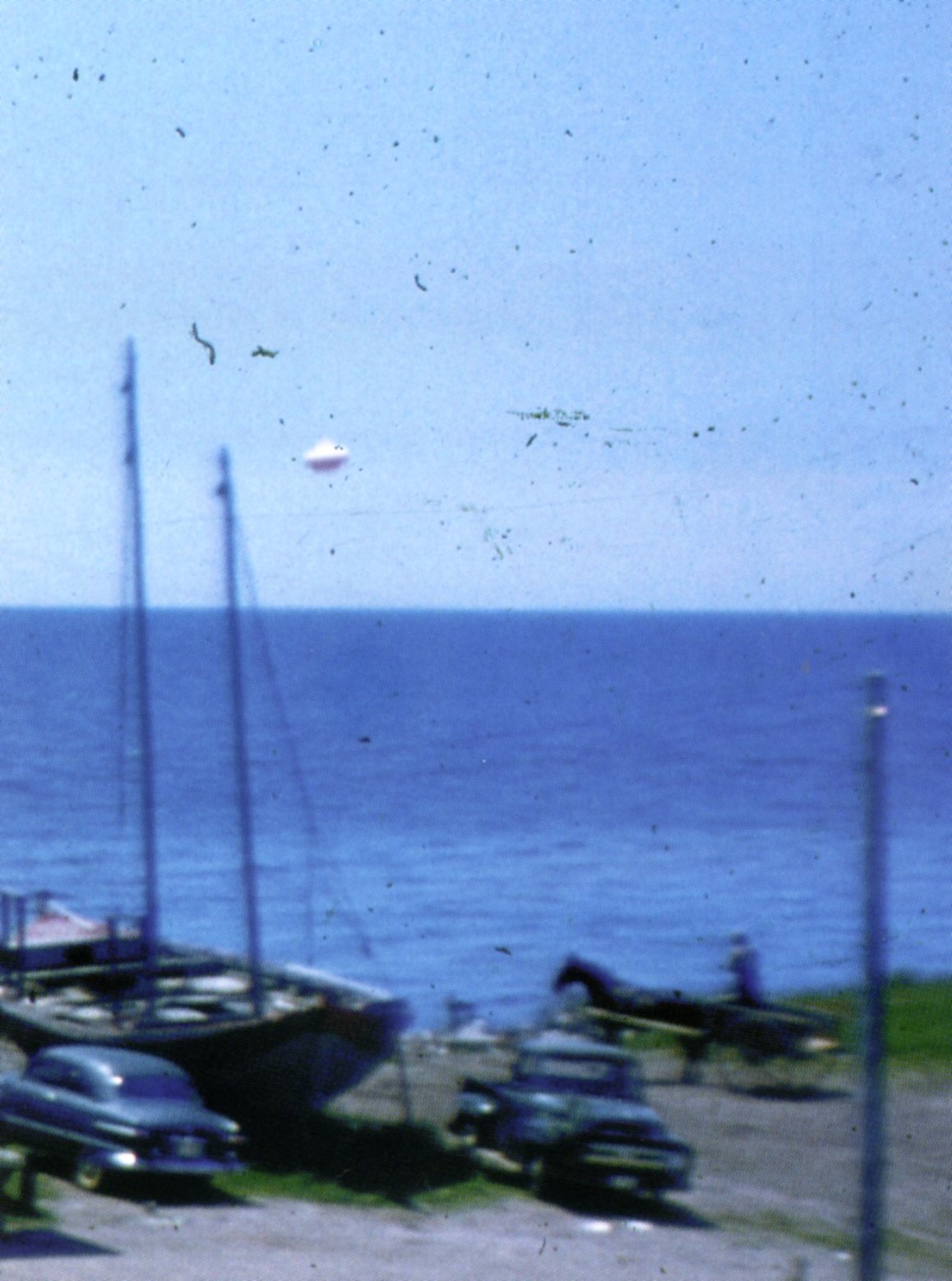 Le 25 juillet 1952,cet ovni fut photographié au-dessus de Portsmouth,Massachusetts.