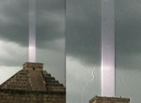 La  grande pyramide de Kukulkan ,au Pérou,se mit à émettre un grondement  puissant et ...un rayon  très visible vers l'espace,en 2013...devant de nombreux témoins.
