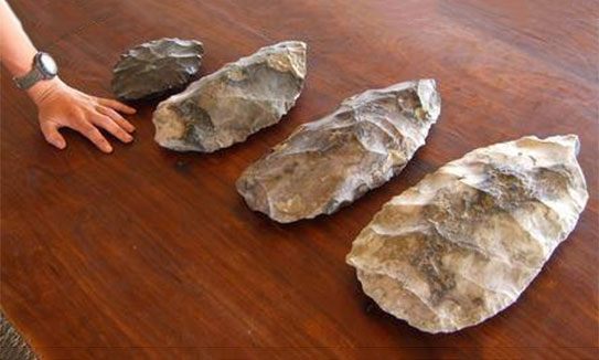 Outils de silex géants découverts au Botswana.