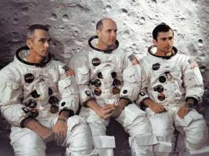  L'équipage d'Apollo 10 le 3 avril 1969 au Centre spatial Kennedy: de gauche à droite Eugene Cernan, pilote du module lunaire, le commandant Thomas Stafford, et John Young, pilote du module de commande 
