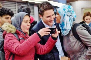 Aussitôt élu Premier ministre, Justin Trudeau a informé mardi,le 20 octobre 2015, le président américain Barack Obama que son gouvernement allait mettre fin à ses frappes aériennes en Irak et en Syrie contre le groupe État islamique (EI), au cours d’un entretien téléphonique Trudeau-a-informe-Obama-de-l-arret-des-frappes-canadiennes-contre-l-Etat-Islamique. Il faut bien retourner l'ascenceur à ceux qui ont aidé au financement de la campagne électorale.