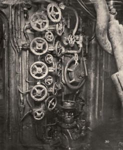 poste de pilotage vers l'arrière côté babord