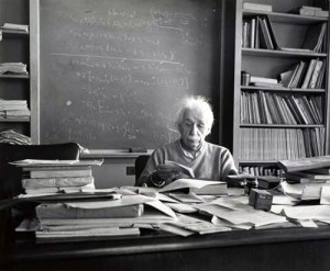  Le Bureau d'un génie: la théorie de la relativité d'Einstein fera de lui un génie scientifique l'un des physiciens les plus influents de notre temps . Ceci est une photographie de son bureau au New Jersey qui a été prise le jour de sa mort, le 15 Avril 1955.