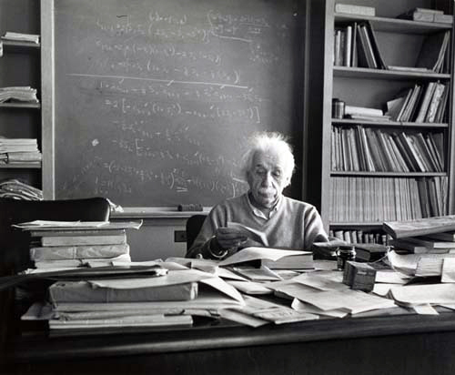  Le Bureau d'un génie: la théorie de la relativité d'Einstein fera de lui un génie scientifique l'un des physiciens les plus influents de notre temps . Ceci est une photographie de son bureau au New Jersey qui a été prise le jour de sa mort, le 15 Avril 1955.