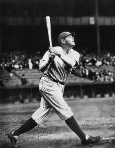 Photo de Babe Ruth en 1923 durant une pratique au baton.bien sur il vient de claquer un autre circuit!