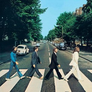  Couverture historique: Regardez attentivement cette photo. Les Beetles marchent dans la direction opposée à celle qui apparaît sur la couverture de leur célèbre album Abey Road.