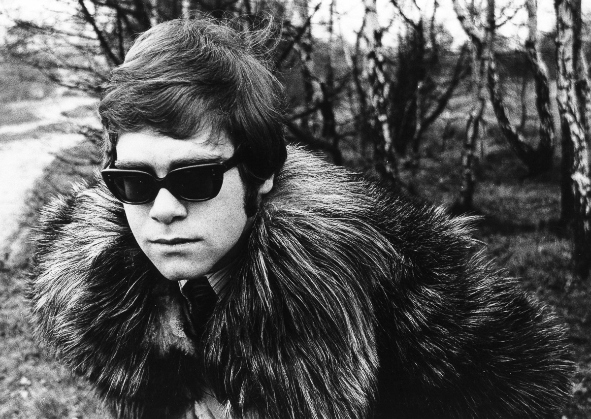 Première photo d'Elton John prise lors de sa première session de photos en Angleterre.