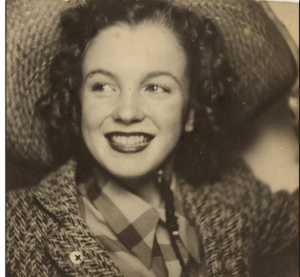 Cette jolie photo est celle d'une jeune bombe nommée Marilyn Monroe avant la gloire et la fortune. Cette photographie rare a été vendue aux enchères pour près de $12.000 ! Pas mal pour une journée de travail.