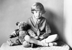  "Nous serons amis pour toujours" est ce que l'adorable Winnie l'Ourson dirait à son meilleur ami, Christopher Robin. Avant sa popularité en bandes dessinées, cette photo montre l'affection réelle que Christopher Robin avait pour son ours Winnie.