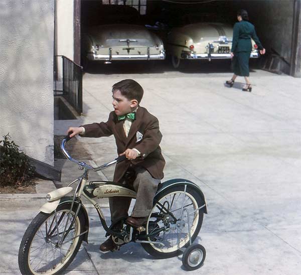 En 1950,ce jeune homme bien habille chevauche une bicyclette Schwinn,l'icône des vélos vintage.