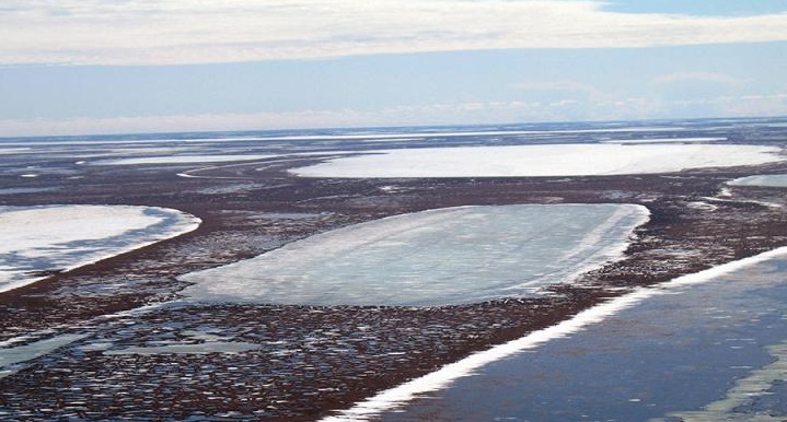 Permafrost :ci - dessous les lacs peu profonds comme ceux - ci sur la plaine côtière de l' Alaska sont la résultante de la décongélation à la suite de l' évolution du climat d'hiver. Image: Christopher Arp, Université de l' Alaska Fairbanks