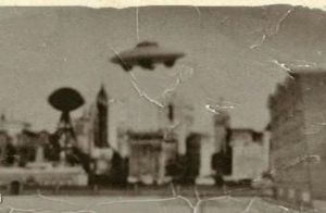 Ce serait la seule cope de la photo de la fameuse soucoupe volante de Nikola Tesla.