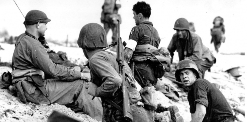 De jeunes soldats américains sur une plage de Normandie,le 6 juin 1944.