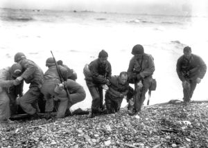 Des soldats américains aident leurs camarades épuisés pendant le débarquement à Utah Beach, le 6 juin 1944.  (AFP)