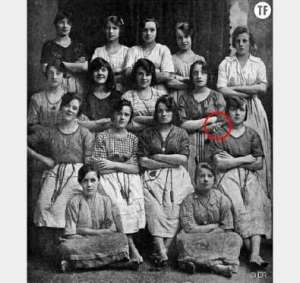 Une main fantôme s'est glissée sur l'épaule d'une des jeunes femmes de la photo.