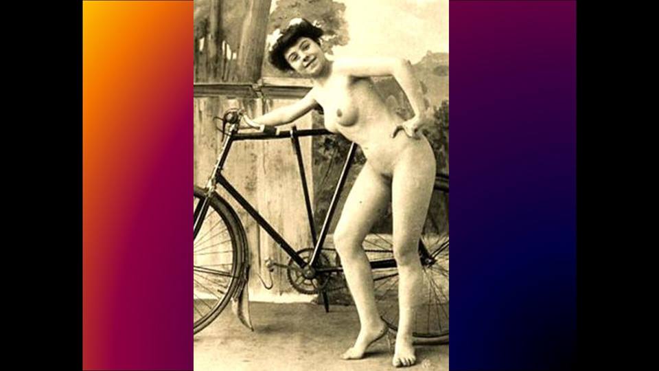 Photo de 1920:on pratiquait déjà le naturisme à vélo.