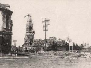 À Albert, une commune de la Somme, la basilique de Notre-Dame de Brebières apparaît détruite par les combats, en 1916. The Basilica of Notre-Dame de Brebières in Albert, northern France, in ruins after the city was stormed by German troops during the Battle of the Somme in 1916. Photo: Berliner Verlag/Archiv