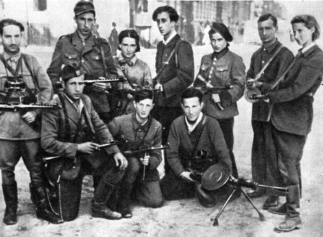 Partisans juifs dans le ghetto de Vilnius. Abba Kovner est debout au centre. 