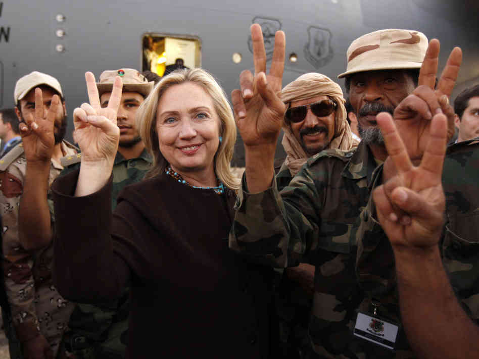 Hillary Clinton...Cette photo d'elle entourée de mercenaires djihadistes au lendemain du renversement de Kadhafi,en Libye,nous fait méfier d'elle.